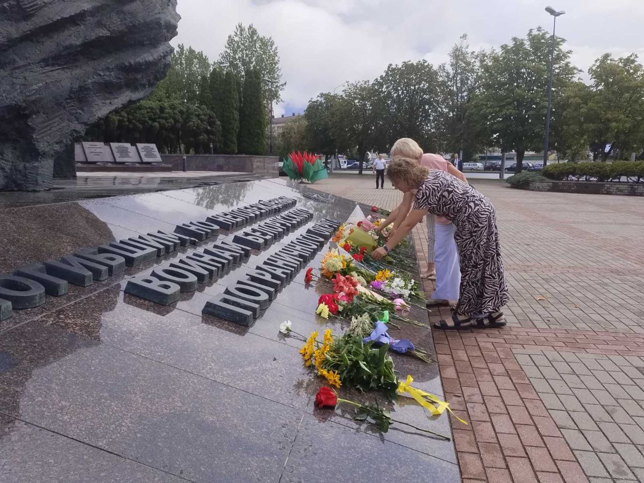 Представители Гродненской обувной фабрики «Неман» приняли участие в акции «Народное возложение»